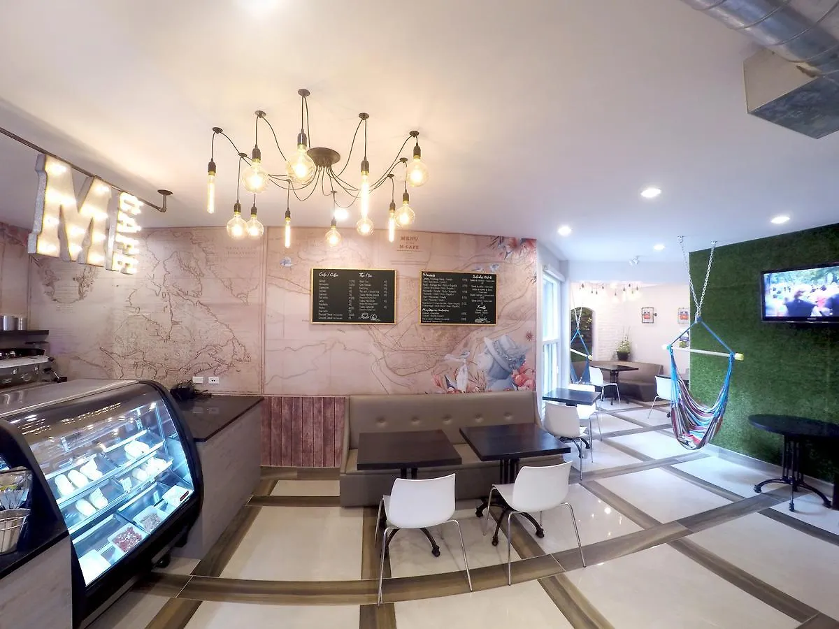 M Montreal Hostel
