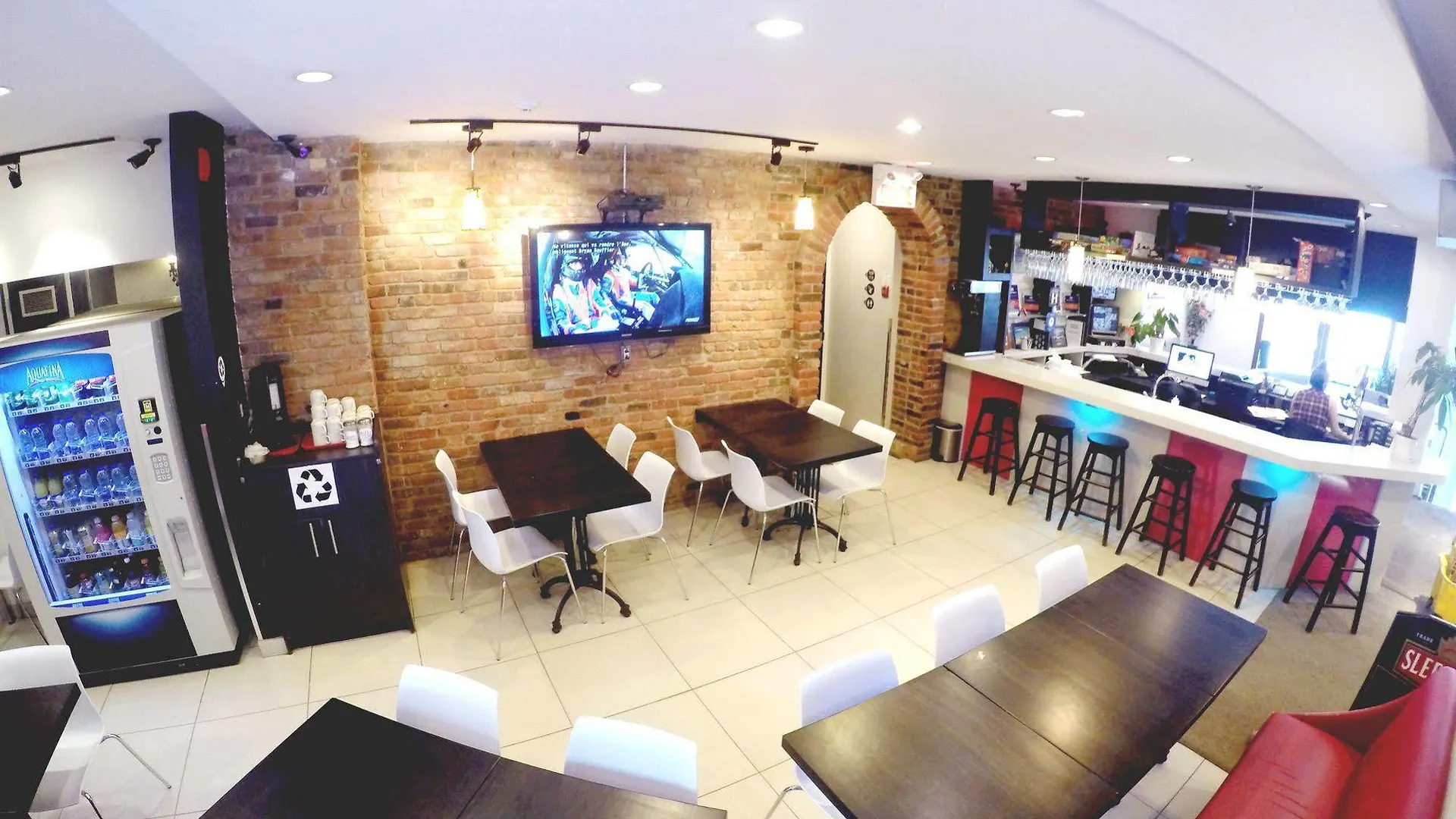 M Montreal Hostel