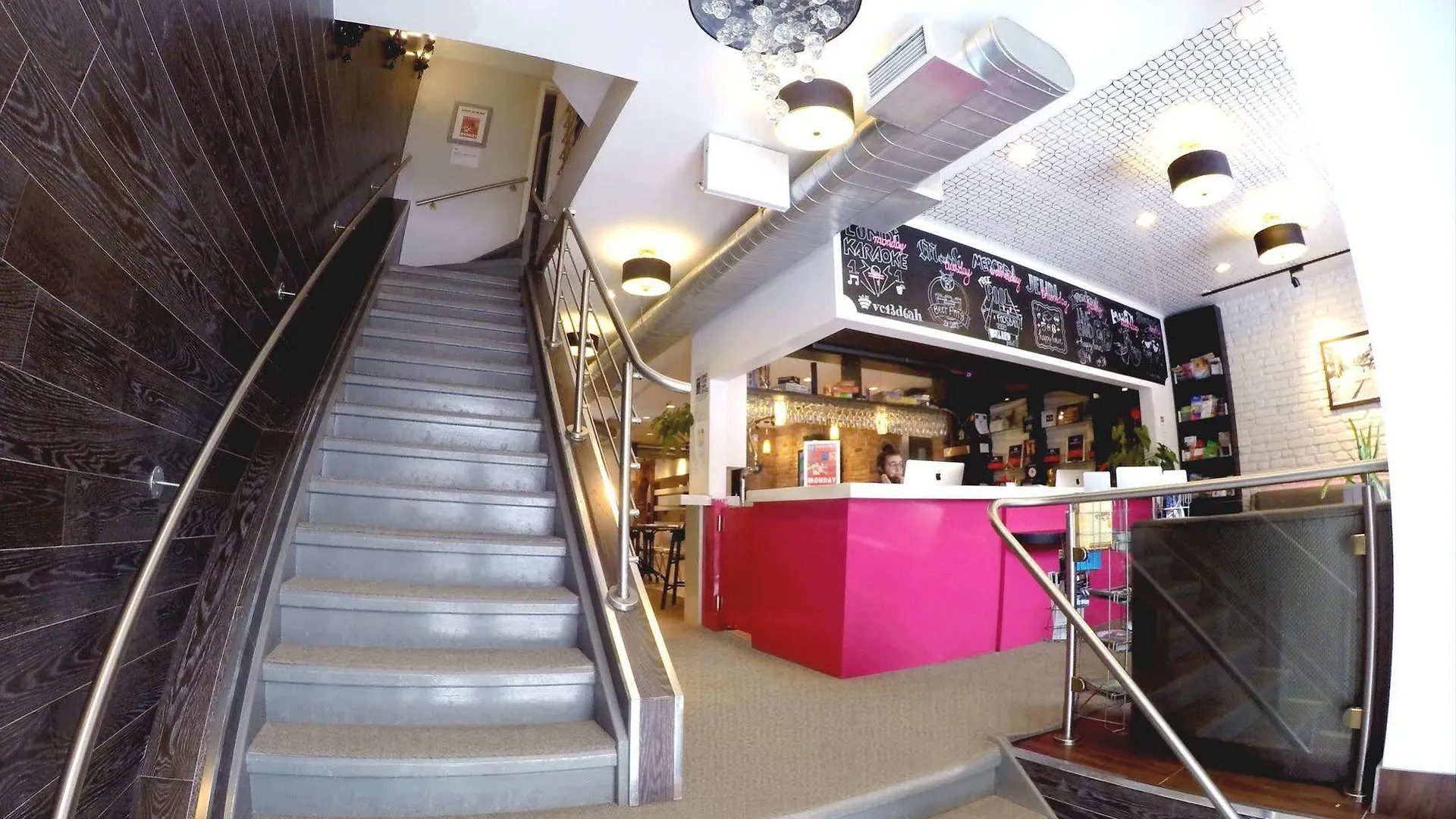 M Montreal Hostel 0*,