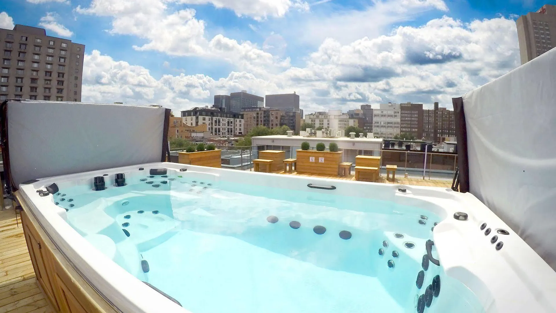 M Montreal Hostel