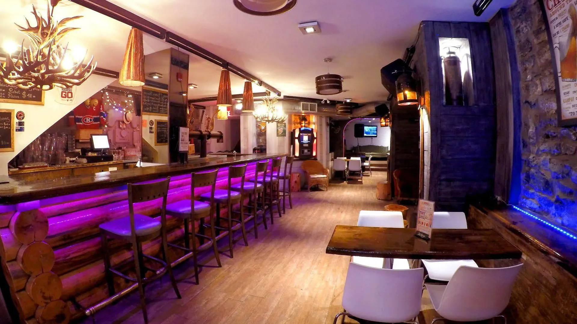M Montreal Hostel